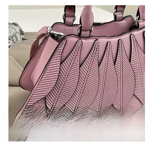 Detail der rosa Handtasche mit Blattmuster und lasergeschnittener perforierter Textur