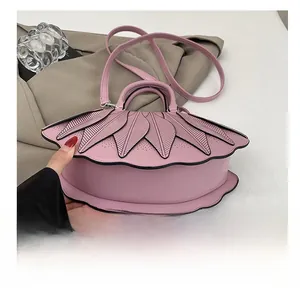 Detail einer rosa Handtasche mit 3D-Blattschichten und schwarzen Umrissen am Tisch