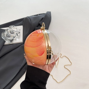 Borsa a mano sferica unica in acrilico con trama marmorizzata arancione e manico d'oro