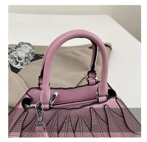 Details einer rosa Handtasche mit Blattmuster-Nähten und Laser-Cut-Perforationen