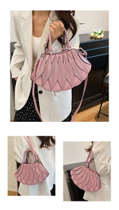 Detailansicht der rosa Ledertasche mit fächerförmigen Nähten und perforierter Textur