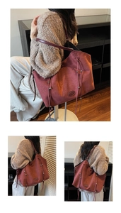 Makro-Detail der weinroten Shopper-Tasche mit Fransen-Kordelzug, Nieten und Matt-Finish