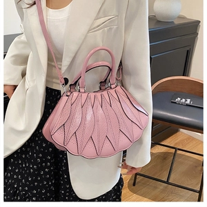 Hellrosa Handtasche mit Blattstich-Design zu einem weißen Blazer-Outfit