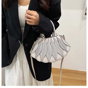 Detail der weißen geometrischen Handtasche mit Laser-Textur und Umhängeriemen
