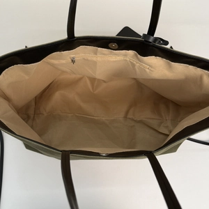 Dettaglio dell'interno della borsa in tela con chiusura magnetica e tasca a zip