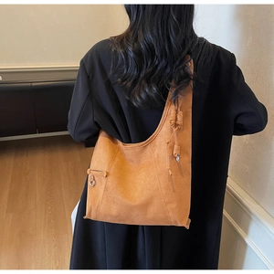 Braune Hobo-Tasche aus Wildleder mit geknotetem Henkel und Metallring an der Schulter