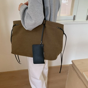 Grande borsa tote minimalista in tela marrone scuro con cinturini e piccola pochette
