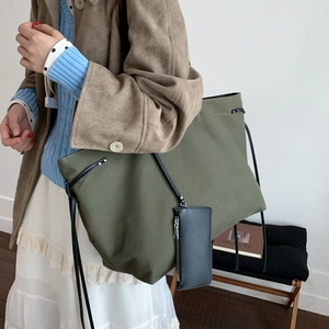 Borsa tote in tela verde oliva con spalline nere e ciondolo porta carte abbinato