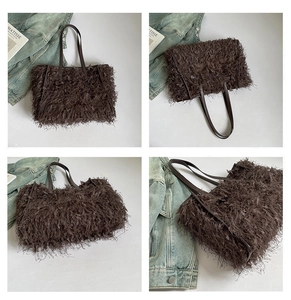 Détails du sac cabas en fausse fourrure marron avec texture peluche et anses en cuir
