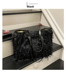 Détail d'un sac cabas en peluche noire avec texture à franges et poignées en cuir