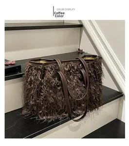 Gros plan détaillé sur la texture des franges marron et la poignée en cuir du grand sac cabas