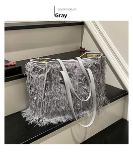 Détail du sac cabas gris à franges pelucheuses avec de longues franges et doublure jaune