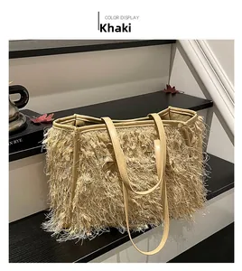 Détail du sac cabas tissé kaki montrant la texture frangée et la poignée en cuir sur escalier