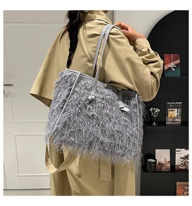 Détail du sac cabas bleu-gris clair en peluche avec franges longues et fine bandoulière
