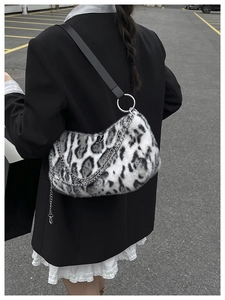 Détail du sac hobo léopard en fausse fourrure avec chaîne argentée et bandoulière