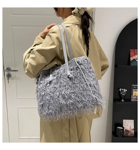 Vue détaillée du grand cabas en peluche gris clair avec texture douce et anses en cuir