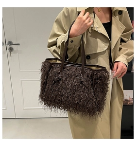 Détail du sac cabas en fausse fourrure marron foncé avec de longues franges et cuir