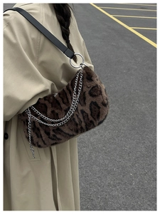 Détail du sac en fausse fourrure léopard avec chaînes argentées et anneau métallique