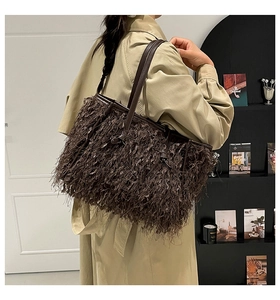 Détail d'un sac cabas en peluche à franges longues et fine bandoulière en cuir pour femme