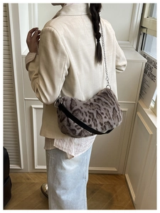 Détail d'un sac à bandoulière en peluche imprimé léopard avec chaîne en argent massif