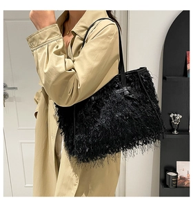 Détail du sac cabas noir en peluche avec bandoulière en cuir montré de vue latérale
