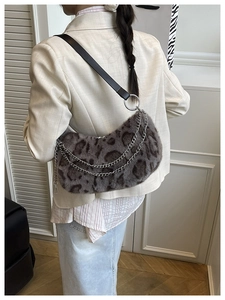 Détail du sac à bandoulière en peluche léopard avec chaîne argentée et cuir noir