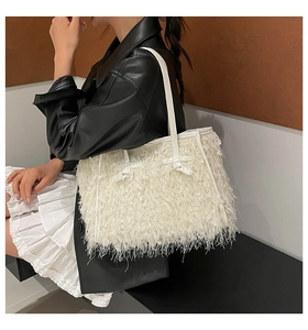 Détails de texture de sac cabas blanc en fausse fourrure avec nœud et bandoulière chic