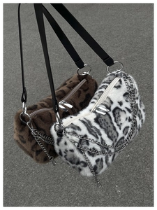 Détails de sacs polochons en peluche léopard avec chaîne argentée et bandoulière noire