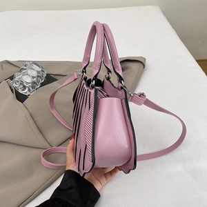 Rosa Lederhandtasche mit lasergeschnittenen Flügelpaneelen und abnehmbarem Gurt