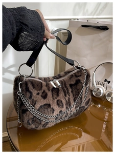 Détails d'un sac en peluche léopard avec chaînes argentées et bandoulière noire