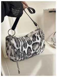 Détail du sac en peluche léopard avec chaînes argentées et texture en fausse fourrure