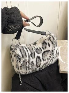 Gros plan d'un sac en fausse fourrure léopard avec détails de chaînes argentées