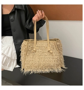 Détail du sac cabas en peluche beige avec bordures à franges et poignée en cuir