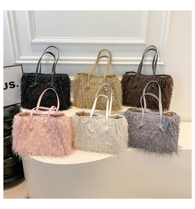 Détails des sacs cabas en peluche en noir beige marron rose blanc et gris