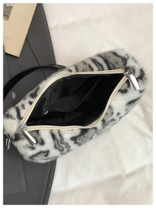 Détail de l'intérieur du sac peluche léopard avec doublure noire et zips métalliques