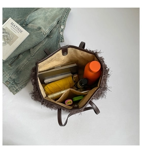 Vue de dessus du grand sac cabas en peluche montrant le rangement interne pour parapluie