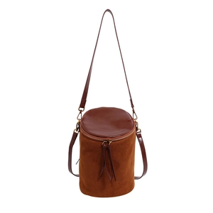 Bolso cubo retro en cuero liso marrón y ante camello con detalles de flecos finos