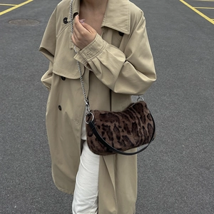 Sac à bandoulière en fausse fourrure léopard de style français avec sangle et chaîne