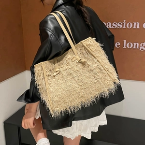Sac fourre-tout minimaliste en peluche beige avec de longues franges au design boho chic