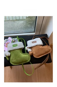 Détail des sacs bandoulière en peluche en forme de botte en vert et marron