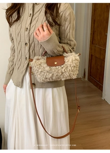 Details einer Plüsch-Handtasche mit braunem Lederriemen zu einem Winter-Outfit kombiniert