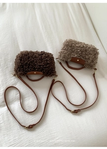 Details der Lammwoll-Umhängetaschen in Kaffee und Taupe mit Ledergriffen