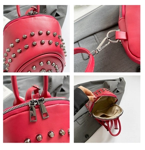 Détails macro du sac à dos rouge clouté avec ferrures sombres et doublure interne