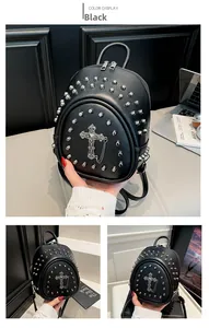 Détail d'un mini sac à dos en cuir noir style punk avec rivets et pendentif en croix