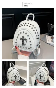 Détail du sac à dos gothique blanc avec croix décorative et rivets gris foncés