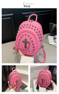 Mini sac à dos rose montrant les clous argentés et le pendentif croix avec chaînes