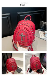 Détails macro du mini sac à dos en cuir rouge avec clous argentés et croix