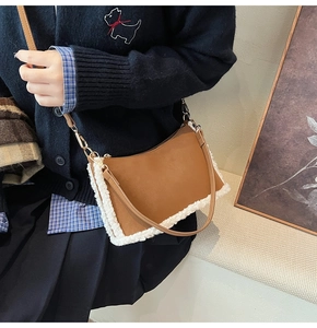 Détail du sac rétro en cuir marron avec bordure en peau de mouton et fermeture dorée