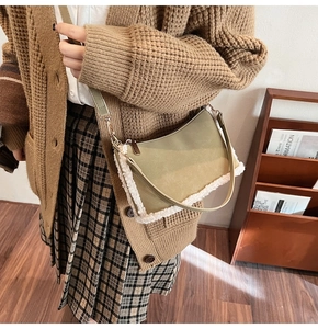 Détail du sac en cuir vert avec bordure en fausse fourrure blanche et zip doré
