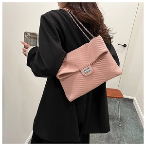 Borsa a tracolla rosa trapuntata con catena argento e dettaglio texture a pieghe